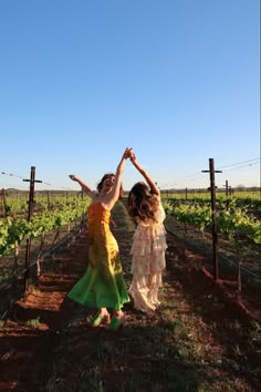 winery outfit inspo, vineyard outfit inspo, fredericksburg texas, fredericksburg outfit inspo Winery Friends Photoshoot, Fall Winery Photoshoot, Birthday Winery Ideas, Vineyard Photoshoot Friends, Napa Valley Photoshoot, Winery With Friends, Winery Picture Ideas Friends, Winery Aesthetic Photos, Napa Valley Picture Ideas