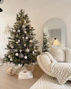 Wallpaper Decor Ideas, 6ft Christmas Tree, Christmas Homemade, Pre Lit Christmas Tree, Christmas Decorations For Kids, Nordic Christmas, Affordable Decor, Christmas Room, Cozy Decor