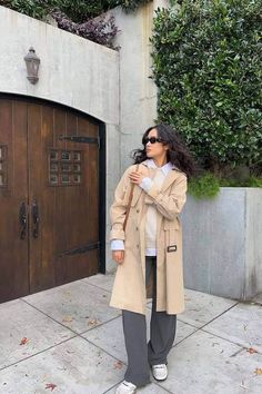 30+ Chic Business Casual Work Outfits with Sneakers That Perfectly Blend Comfort and Style Trench Coat With Wide Leg Pants, Trench Coat Outfit Ideas, Coat Outfit Ideas, Outfit Ideas 2023