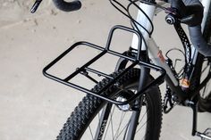 there is a bike with a rack attached to the handlebars and seat post