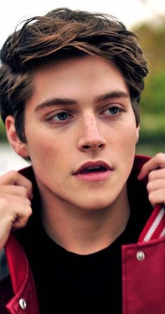 Curly Light Brown Hair, Guys Hairstyles, Boy Teenager, Sandy Hair, Haircut Boys, Familia Romanov, Froy Gutierrez, Cool Boys Haircuts