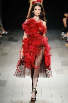 Marchesa SS18: Look 25 Marchesa Couture, Georgina Chapman, Marchesa Spring, Tea Gown, A Beautiful Life, Ruffles Fashion, Red Outfit, Runway Collection, Romantic Style