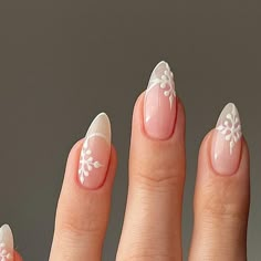 Christmas Nail Simple Classy, Pretty Nail Art Designs Christmas, Nutcracker Ballet Inspired Nails, Cute Short Almond Nails Christmas, White French Tip Holiday Nails, Adorable Christmas Nails, Christmas Almond Nails Snowflakes, White Xmas Nail Designs, Christmas Almond French Tip Nails