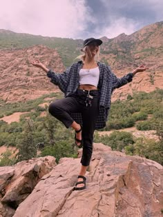 Casual Hiking Outfit, Wander Outfit, Camping Outfits For Women, Granola Aesthetic, Cute Hiking Outfit, Hiking Fits, Hiking Outfit Spring, Granola Girl Aesthetic, Hiking Outfits