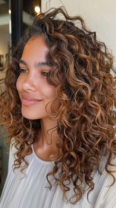 Copper Babylights On Dark Hair, Accent Highlights Curly Hair, Brown With Chestnut Highlights, Chestnut Brown Highlights Curly Hair, Curl Color Hair, Latina Hair Color Ideas Highlights, Light Brown Curly Balayage, Naturally Curly Highlights, Nescafe Hair Color