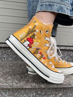 Converse Mushroom, Boty Converse, Mushroom Gifts, Cute Converse Shoes, Embroidered Sneakers, Embroidered Converse, Cute Converse, Look Grunge, Preppy Shoes