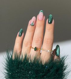 Christmas Nails Velvet, Xmas Nails Christmas Green, Christmas Nails Designs Green, Velvet Nails Green, Green Holiday Nails Short, Velvet Christmas Nails, Christmas Velvet Nails, Green And Pink Christmas Nails, Velvet Green Nails