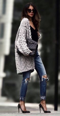 fashionable fall outfit / grey knit cardigan bag black top ripped jeans heels 30 Outfits, Pullover Outfit, Inspired Outfits, Fashion Mode, Fall Winter Outfits, Street Styles