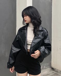 Asian Grunge Outfits, Women Leather Jacket Outfit, Black Leather Jacket Outfits, Leather Jacket Outfits Women, Mock Neck Top Outfit, Jacket Outfits Women, Outfits Korean Style, Womens Leather Jacket Outfit, Black Leather Jacket Outfit