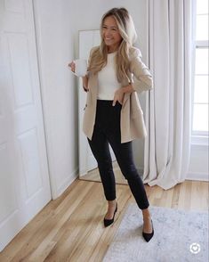 35 Business Casual Summer Outfits for Women to Stay Cool and Stylish 5 Women Work Outfits, Blazer Outfit, Mode Casual