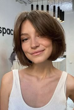 Chin Length Bob With Side Bangs, Choppy Bobs, Chin Length Haircuts, Short Brown Hair, Asian Short Hair, Shot Hair Styles, Haircuts Straight Hair, Penteado Cabelo Curto