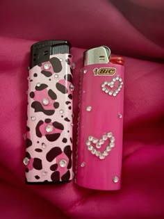 Lighter Ideas Diy, Cute Lighters Diy, Girly Smoker Aesthetic, Girly Lighters, Matching Lighters, Bedazzled Lighter, Diy Lighter, Bedazzled Stuff