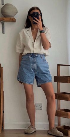 Summer Outfits Birkenstock Boston, Artsy Aesthetic Outfits Summer, Jeans Shorts Outfit Aesthetic, Jeans Shorts Outfit Plus Size, Summer Outfit Birkenstock, Birkenstock Boston With Shorts, Summer Birkenstock Clogs Outfit, Birkenstock Boston Summer Outfit, Summer Outfits Birkenstocks