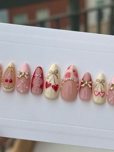 Simple Drawings On Nails, Read Heart Nails, Red Pink Nails Design, Red Roses Nails, Red Cute Nails, Red Coquette Nails, Red Rose Nails, Pink Rose Nails, Rosé Nails