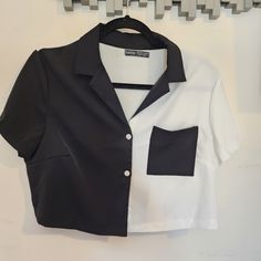 Never Worn. Cute Black And White Cropped Button Up Shirt With Collar. White And Black Crop Top, Crop Tops For Women Stylish, Black Buttoned Shirt For Day Out, Black Collared Shirt For Day Out, Casual Crop Top Outfits, Stylish Shirts For Women, Crop Button Up Shirt, Canada Outfit, Duela Dent