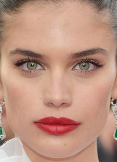 Close-up of Sara Sampaio at the 2017 Cannes premiere of 'The Killing of a Sacred Deer.' Deer Beauty, Model Hairstyles Woman, Killing Of A Sacred Deer, Make Up Studio, High Fashion Makeup, Celebrity Makeup Looks, Chic Makeup, Sara Sampaio