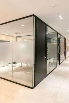 Nuevas oficinas de Grupo Halcón Cerámicas Glass Film Design, Law Office Design, Glass Wall Office, Factory Interior, Church Interior Design, Cool Office Space, Office Design Inspiration