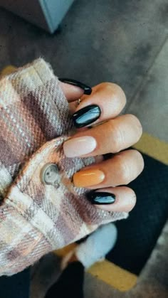 30+ Trending Halloween Nails To Try This Year | Hot Halloween Nail Ideas Nail Design Glitter, Holloween Nails, Halloween Acrylic Nails, Cute Halloween Nails, Nails Halloween, Thanksgiving Nails, Manicure Ideas