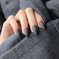 Discover the Best 20 Grey Nail Designs for Fall 2023: Elegant and Trendy Manicure Ideas Nail Art Gris, Dark Grey Nails, Grey Matte Nails, Grey Acrylic Nails, Grey Nail Art, Grey Nail, Grey Nail Polish, Black Acrylic Nails