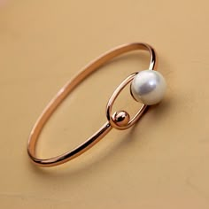 Simple Bangles, Fancy Bangles, خواتم خطوبة, Gold Bracelet Simple, Modern Gold Jewelry, Single Pearl, Gold Jewelry Stores, Jewelry Bracelets Gold, Gold Rings Fashion