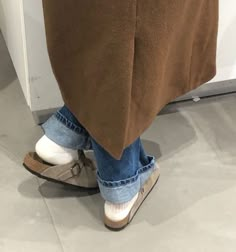 Women Birkenstock, Hippy 70s, Birks Outfit, Clogs Birkenstock, Go Viral On Tiktok, Linen Outfit