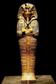 an egyptian statue is shown in the dark