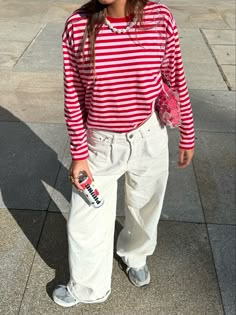 Colorful Striped Shirt Outfit, Neutral With Pop Of Color Outfit, Colourful Copenhagen Style, Red Striped Shirt Outfit Aesthetic, Stripe Top Street Style, Oversized Pants Outfit, Petit Outfits, Copenhagen Street Style Summer, Striped 90s Style Summer T-shirt