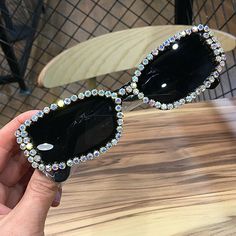 Fashion Shades, Types Of Glasses, Rhinestone Sunglasses, Sunglasses Women Fashion, Cool Glasses, Fashion Eye Glasses, Glitter Party, Stylish Glasses, Women Sunglasses