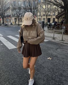 Sweat Shirt Skirt Outfit, Golf Skirt Outfit Casual Street Styles, Casual Pleated Skirt Outfit, Skirt Sweatshirt Outfit, Black Tennis Skirt Outfit, Brown Skirt Outfit, Tennis Dress Outfit, Tennis Skirt Outfits, Skirt Outfit Fall