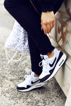 Lightweight comfort and a super-sleek minimalist design make Nikes Kaishi running shoes a must-have for 2016! Black And White Sneakers Outfit, Nike Airmax 90, Dark Spring, Nikes Shoes, Angelica Blick, 80’s Fashion, Basket Style, Womens Running