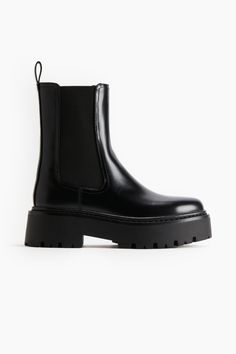 Chelsea boots with elasticized side panels and a loop at back. Satin lining and chunky  patterned soles. Chunky Chelsea Boots Outfit, Zara Chunky Boots, Flat Boots For Women, Black Loafer Shoes, Chelsea Boots Outfit, Chunky Chelsea Boots, Stylish Outfits For Women Over 50, Platform Chelsea Boots, Botas Chelsea