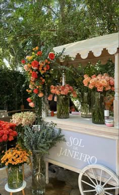 sol de janeiro flowers bum bum cream cheriosa 62 Diy Christmas Garland, Booth Wedding, Flower Cart, Flower Boutique, Flower Bar, Wedding Set Up, Juice Bar, Floral Shop, Flower Display