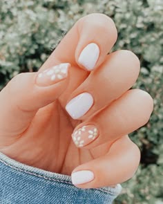 Short Mail Inspire Summer, Flower Nails Acrylic Short, Wedding Nails Simple Short, Simple Mani Pedi Ideas, Short Gel Nails With Flowers, Simple Gel Nails Short Summer, Neutral Graduation Nails, Simple Graduation Nails Short, Short Nail Designs Minimal Spring