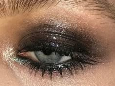 Kesha Eye Makeup, Kesha Inspired Makeup, Emo Eye Makeup 2000s, Kesha Core Aesthetic, 2000s Smokey Eye, 90s Prom Makeup, Rockstar Girlfriend Aesthetic Makeup, 90s Vampy Makeup, Kesha Aesthetic