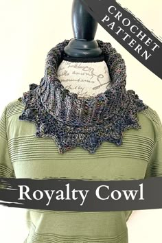 a knitted cowl on top of a mannequin with the words royally cowl written across it