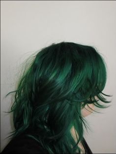 Dark Green Hair With Highlights, Hair Dye Colors Green, Aesthetic Hair Colour Dyes, Dark Green Hair Dye, Hair Color Green