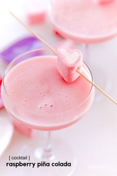 Pink Rum Cocktails, Cocktail Night Ideas, Pink Cocktails Recipes, Valentines Cocktails Drink Recipes, Valentines Cocktails, Pina Colada Cocktail, Cocktail Pink, Valentine Drinks, Valentine Cocktails