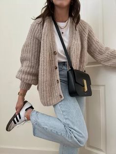 Fall Transition Outfits, Mum Fashion, Earthy Outfits, Beige Outfit, Summer Trip, Autumn Outfits, Oversized Knitted Sweaters, Cardigan Outfits