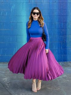 How to style a pleated midi skirt, color blocked outfit, blue turtleneck sweater, purple satin pleated midi skirt. Purple Skirt Outfit, Pleated Maxi Skirts, Pink Skirt Outfits, Outfits Faldas, Metallic Midi Skirt, Color Blocking Outfits, Midi Skirt Outfit, Color Combinations For Clothes, Style Korea