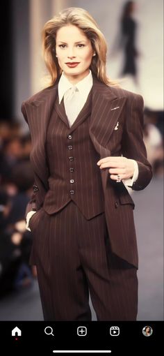 40s Mode, Woman In Suit, Ralph Lauren Fall, 90s Runway Fashion, Woman Suit Fashion, Vintage Suits, Prom Outfits, Looks Chic, 가을 패션