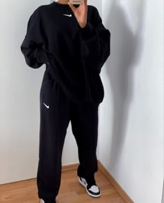 Nike Sweats Outfits Women, Nike Set Outfits Women Black, Nike Hoodie And Sweatpants Outfit, Nike Outfits For Women Winter, Outfit Jogging Nike, Black Sweat Suit Outfit, Jogging Nike Outfit, Black Nike Sweatpants Outfit, Nike Hoodie Outfit Women