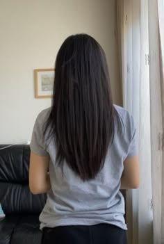 V Cut Hair With Layers Medium, Girls Haircuts, Trendy Layered Hairstyles, V Cut Hair, V Shaped Haircut, V Shape Hair, Subtle Layers, V Shape Cut, V Hair