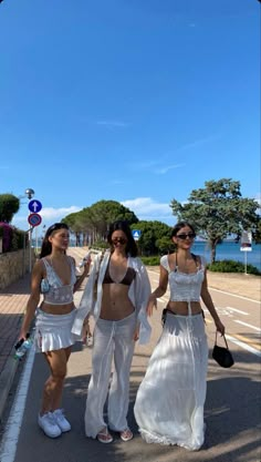 Beach Outfits Hawaii, Sea Trip Outfit, Senior Trip Outfits Beach, Sun Protection Outfit, Cancun Trip Outfits, Beach Day Outfit Aesthetic, Bali Looks, Bali Clothes Outfits, Beach Outfit 2024