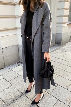 Grey Coat Outfit, Long Coat Outfit, Long Grey Coat, Minimalistic Outfits, Coat Korean, Mode Mantel, Skandinavian Fashion, Chic Coat