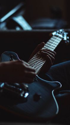 Play guitar, Guitar 🎸, wallpaper Aesthetic Guitar, Guitar Aesthetic, Electric Guitar, Guitar, Music