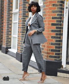 Grey Work Outfits Women, Feminine Body, Business Attire Women, Stylish Work Attire, Business Casual Outfits For Work, Smart Outfit, Woman Suit Fashion, Stylish Work Outfits