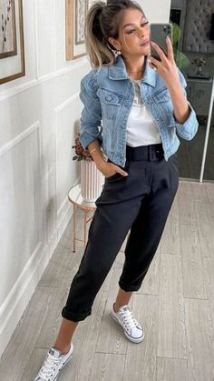 Outfit Campo, Blue Tshirt Outfit, Ny Outfits, Trendy Fall Outfits, Fashion People, Tshirt Outfits, Fashion Mistakes, Casual Style Outfits, Work Attire