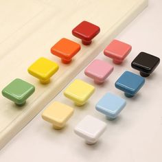 there are many different colors of magnets on the table