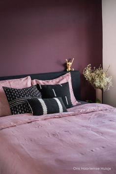 Donkere, auberginekleurige muur in de kleur Brinjal van Farrow & Ball in de slaapkamer. Op het bed ligt een ouderoze linnen dekbedovertrek van H&M. Daarop een aantal zwart wit gekleurde, grafische modderdoek kussens. Brinjal Farrow And Ball Bedroom, Dark Purple Bedroom Walls, Brinjal Farrow And Ball, Aubergine Bedroom, Deep Purple Bedroom, Dark Purple Bedroom, Purple Bedroom Walls, Plum Bedroom