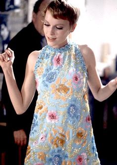 1967. Mia Farrow in a Pierre Cardin dress, May 70s Mode, Vogue Vintage, Robes Vintage, Look Retro